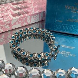 ✨🎉🎉Stunning Silvertone and Blue Crystal Toggle Closure Bracelet ✨Preloved